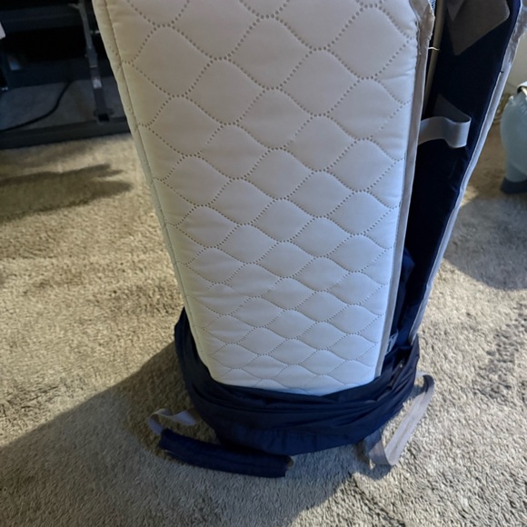 Nuna Pack and Play Travel Crib w/ Mattress & Carry Bag – Navy – Clean - Picture 7 of 9